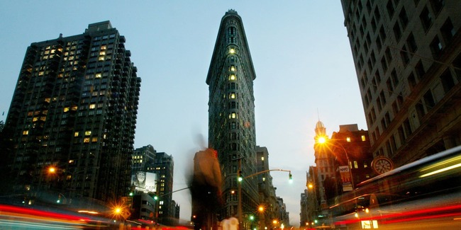 Flatiron là một trong những tòa nhà chọc trời đầu tiên ở New York. Công trình này là kỳ tích mang tính lịch sử của kỹ thuật kiến trúc và thiết kế.
