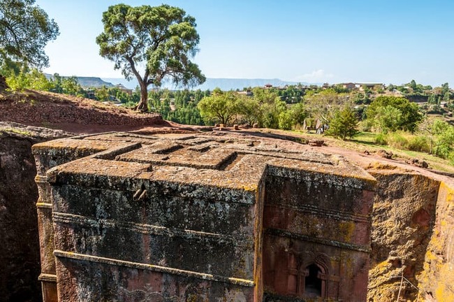 Nhà thờ Thánh George ở Lalibela, Ethiopia, được tạc ra từ một hòn đá duy nhất vào thế kỷ thứ 12.
