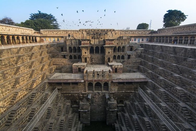 Chand Baori ở Ấn Độ đã đưa nghệ thuật chạm khắc đến một mức độ phi thường với 3.500 bậc thang. Công trình này được xây dựng trong suốt hơn 10 thế kỷ.