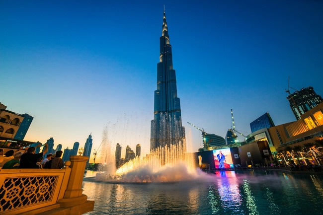 Cao gấp 3 lần tháp Eiffel, tòa nhà chọc trời cao nhất thế giới Burj Khalifa ở Dubai gồm 200 tầng và tốn kém tới gần 20 tỷ đô la để xây dựng. Theo CNN, những mảnh của tòa nhà này có thể trải dài 1/4 thế giới.