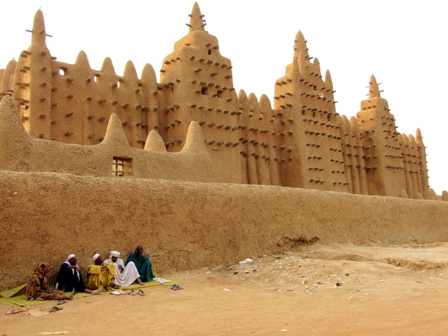 Nhà thờ Hồi giáo Djenné ở Mali là công trình kiến ​​trúc bằng bùn lớn nhất thế giới. Nhà thờ có thể chứa 3.000 tín đồ.