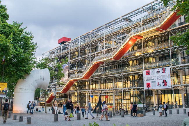 Trung tâm văn hoá Pompidou ở Paris là một kiệt tác hậu hiện đại.