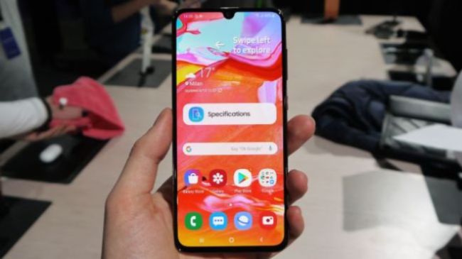 Màn&nbsp;hình Infinity U với notch giọt nước, kích thước 6,7 inch với độ phân giải 1080 x 2440 pixel.