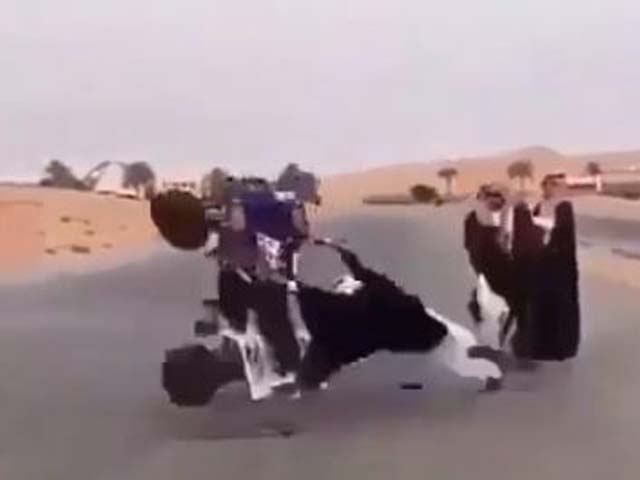 Video: Cận cảnh trò chơi nhảy dây bằng xe máy độc đáo nhất hành tinh