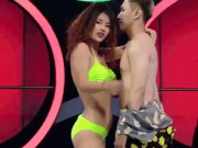 Giải trí - Nữ diễn viên mặc bikini biểu diễn trên sóng truyền hình gây bất ngờ