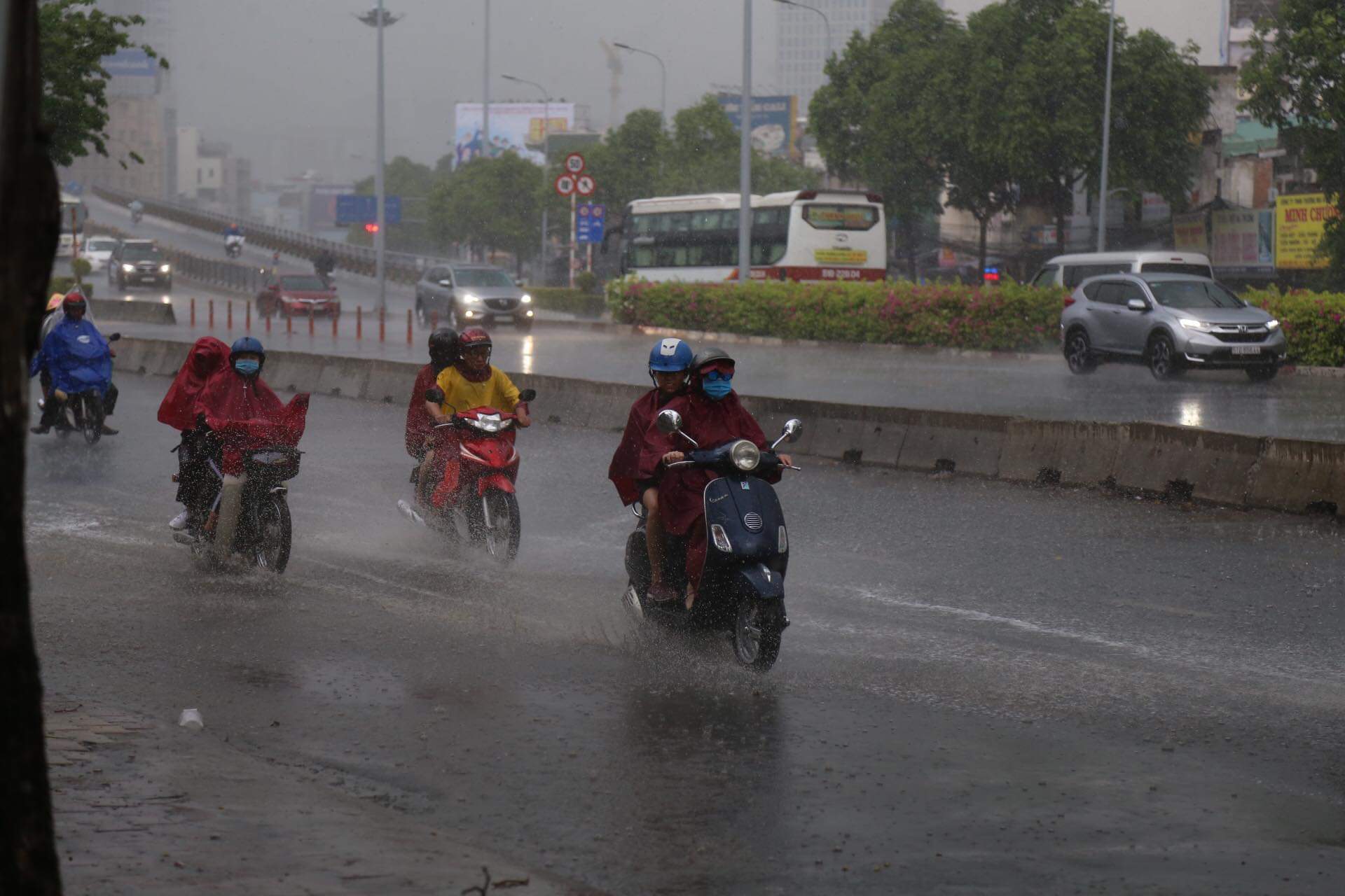 &#34;Cơn mưa vàng&#34; giải nhiệt người Sài Gòn giữa kỳ nghỉ lễ oi bức - 2