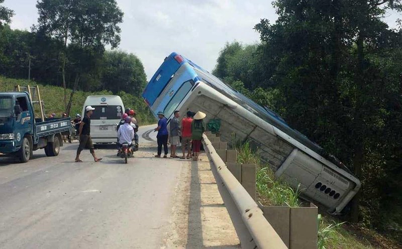 Tài xế xe khách đánh lái né 2 học sinh đang ngã giữa đường - 1