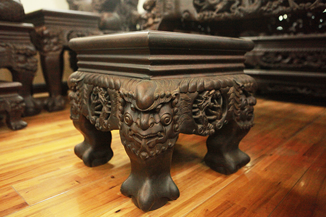 Theo ông Lâm, bộ bàn ghế này phải đặt trong một phòng khách lớn mới đẹp, khoe được mặt sau của những chiếc ghế.