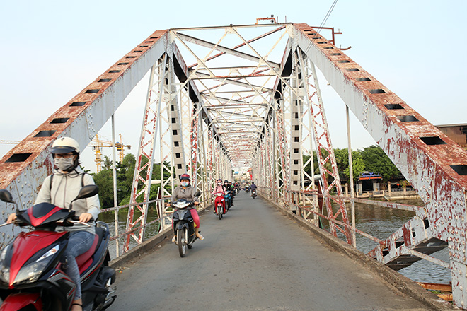 Ngắm cây cầu cấu trúc thép Eiffel hơn 100 tuổi nối đôi bờ sông Sài Gòn đang bị khai tử - 1