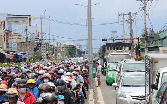 Xe dồn về Vũng Tàu quá đông, vạn người bơ phờ vượt phà, cao tốc - 1