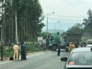 Tin tức trong ngày - Xe đầu kéo va chạm kinh hoàng với xe khách, 5 người thương vong