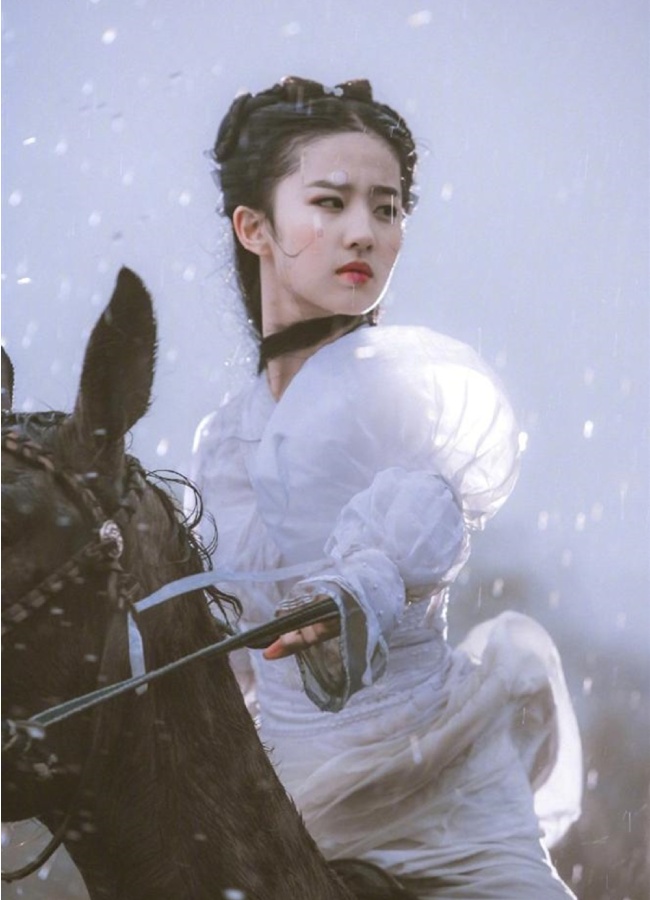 Khi mới đi theo diễn xuất, người đẹp đã nhận đóng liền 2 bộ phim đình đám là Kim phấn thế gia và Tiên kiếm kỳ hiệp truyện.