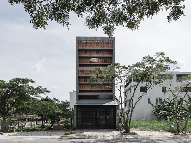 Đây là kiểu nhà đặc trưng tại thành phố Hồ Chí Minh – được xây trên diện tích đất nhỏ nên cần chú trọng thiết kế hợp lý để có được không gian sống thoải mái.