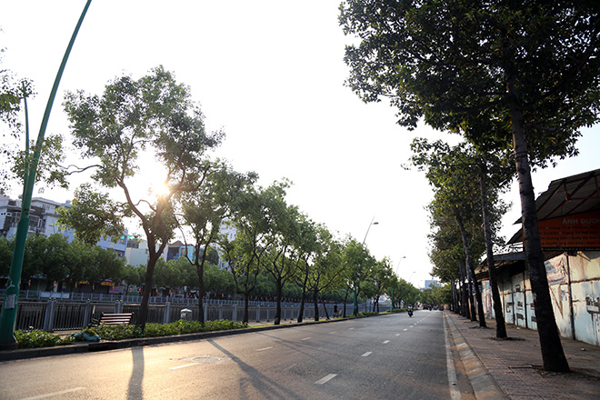 Người dân “rủ nhau đi trốn”, đường phố Sài Gòn yên bình, thông thoáng đến lạ - 1