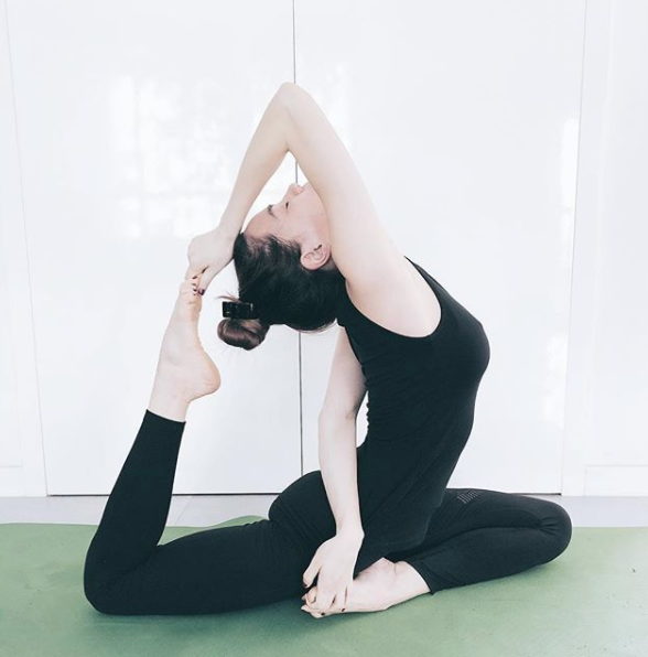 Hồ Ngọc Hà, Angela Phương Trinh tập yoga để có cơ thể gợi cảm - 2