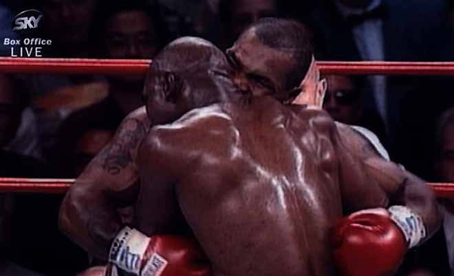 Mike Tyson cắn tai và nhục mạ đối thủ: Lời thú thật ngỡ ngàng - 1