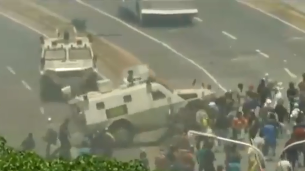 Đảo chính ở Venezuela: Xe quân sự chèn qua đám đông người biểu tình - 1