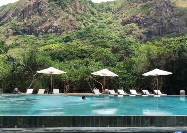 Ngay lập tức, Hồ Quang Hiếu đã có một tấm hình chụp ở resort có nhiều điểm tương đồng.