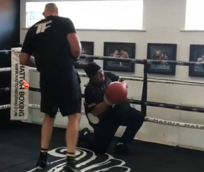 Kinh ngạc boxing: Tyson Fury đấm “xuyên giáp” HLV quỵ gối xin hàng - 1