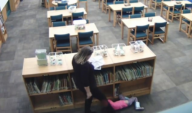 Mỹ: Sốc khi thấy giáo viên đấm đá học sinh thô bạo trong thư viện - 1