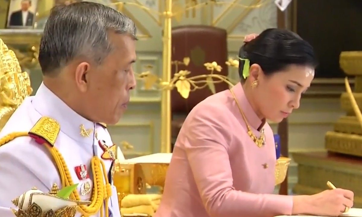 Vua Thái Lan lập nữ tướng làm hoàng hậu ngay trước lễ đăng quang - 1