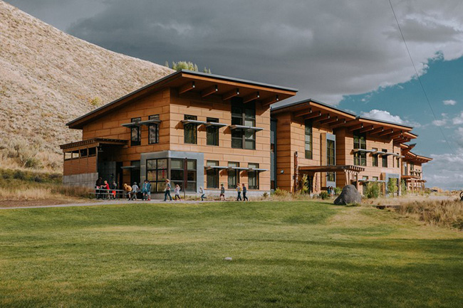 Trường Khoa học Teton, Wyoming: Công ty kiến ​​trúc Mithun của Seattle đã thiết kế khuôn viên lấy cảm hứng từ cabin hiện đại với cảnh quan hoang dã làm nền.
