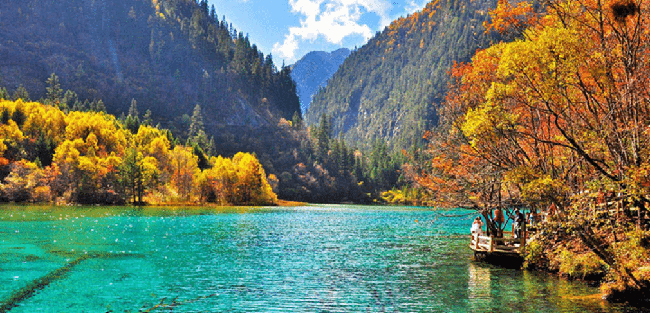 1.Cửu Trại Câu

Nơi này là một di sản thế giới và công viên quốc gia nổi tiếng, được coi là một vùng đất thần tiên tuyệt đẹp. Jiuzhaigou có những cảnh quan tuyệt vời của thác nước và hồ nước đầy màu sắc như trắng, xanh dương, xanh lá cây, xanh ngọc và ngọc lục bảo.