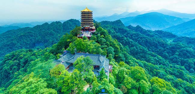 5.Núi Qingcheng (Núi Thanh Thành)

Nằm cách thành phố Thành Đô 68 km về phía đông, núi Qingcheng là 1 trong 4 ngọn núi Đạo giáo nổi tiếng ở Trung Quốc. Đây là một trong những cái nôi của Đạo giáo Trung Quốc. 