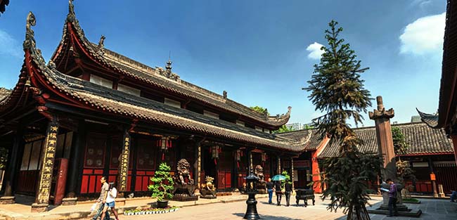 7. Tu viện Wenshu

Tu viện Wenshu là một ngôi chùa Phật giáo đích thực, nơi du khách có thể thấy nhiều người dân địa phương tới thờ cúng và thắp hương. Bên cạnh đó, có một khu vườn xinh xắn trong chùa và mọi người thường đi dạo bên trong.