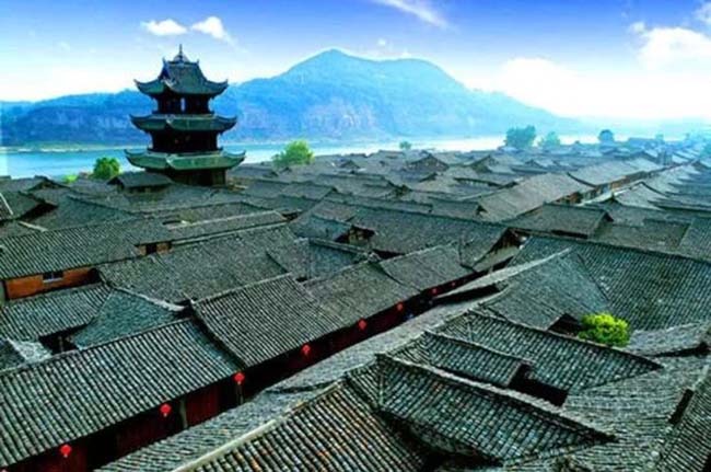 13. Thành phố cổ Langzhong

Nơi này là một trong những địa điểm để trải nghiệm văn hóa lịch sử của tỉnh Tứ Xuyên. Là một thị trấn lịch sử giàu văn hóa dân gian và thường xuyên duy trì các hoạt động truyền thống của địa phương, Langzhong sẽ không bao giờ làm du khách thất vọng.
