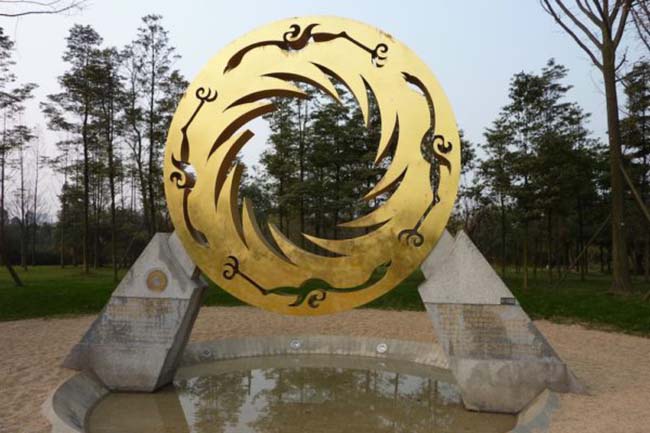 9. Bảo tàng Jinsha

Di tích Jinsha được tìm thấy vào năm 2001 với nhiều di vật của Vương quốc Shu 3000 năm tuổi ở phía tây Thành Đô. Trong phòng triển lãm của bảo tàng, nổi bật là biểu tượng Mặt trời và Chim thần.