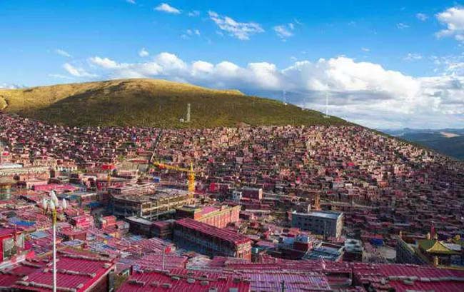 17. Học viện Phật giáo Larung Gar

Đây là học viện Phật giáo Tây Tạng lớn nhất thế giới với hơn 20 nghìn tăng ni. Hàng ngàn ngôi nhà gỗ màu đỏ được xây dựng trên một ngọn đồi, ngoạn mục tụ như một dòng sông đỏ trong vài dặm.