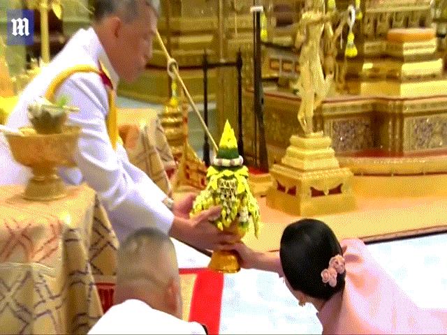 Lý do Hoàng hậu Thái Lan quỳ rạp dưới chân chồng khi nhận quà cưới
