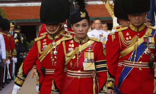 Nữ tiếp viên hàng không trở thành đại tướng, hoàng hậu Thái Lan thế nào? - 1