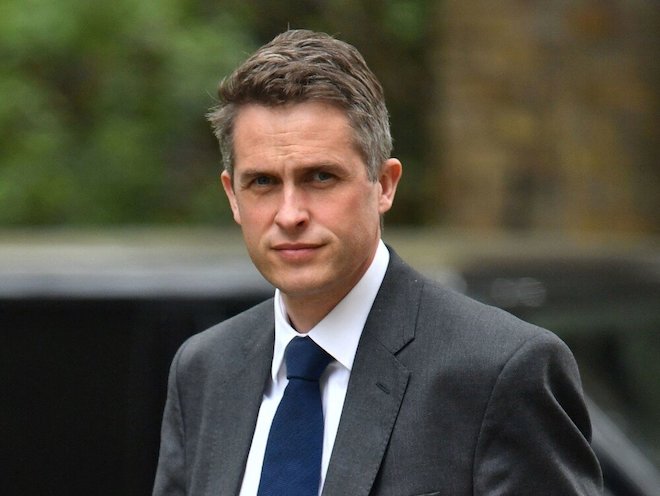 Bộ trưởng Quốc phòng Anh bị sa thải vì làm lộ bí mật về Huawei - 1