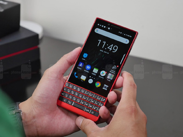 Trên tay BlackBerry Key 2 đỏ: Đẹp nhưng đắt