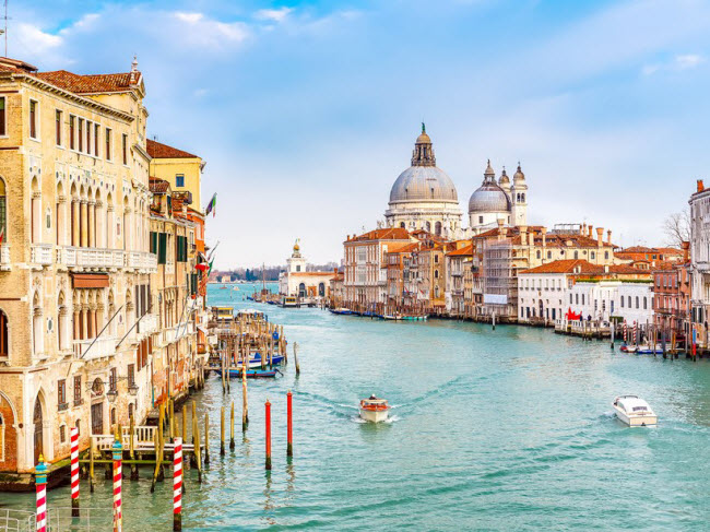 Venice, Italia: Không có nơi nào trên Trái đất giống như thành phố Venice. Các dòng kênh, đường phố lát đá cuội không có ô tô, ngõ nhỏ yên tĩnh ở đây rất lý tưởng dành cho du khách đi bộ ngắm cảnh. Bạn có thể đi thuyền trên sông để chiêm ngưỡng các công trình kiến trúc cổ kính ở đây.