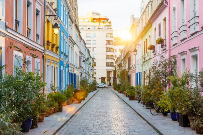 Paris, Pháp: Đây là thành phố của sự lãng mạn và lịch sử. Du khách có thể thưởng thức cà phê trên những đường phố lát đá cuội, đi bộ dọc dòng sông Seine hay khám phá các công trình nổi tiếng như tháp Eiffel.