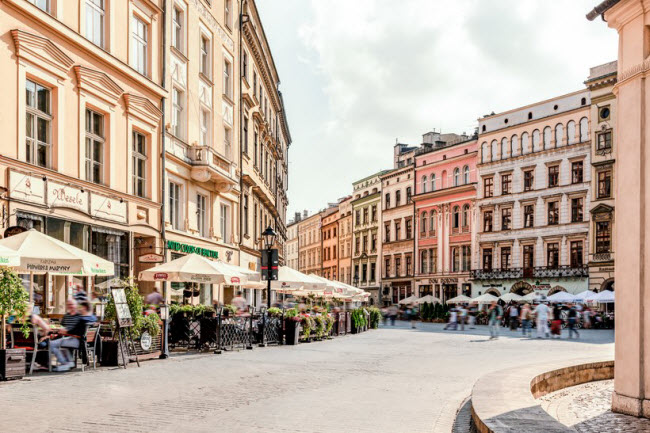 Krakow, Ba Lan: Quảng trường Rynek Glówny ở thành phố Krakow được coi là một trong những quảng trường đẹp nhất châu Âu. Các công trình ở đây phần lớn được xây dựng từ thế kỷ thứ 15. Thành phố cũng nổi tiếng với lâu đài Wawel được UNESCO công nhận là di sản thế giới và hơn 40 công viện.