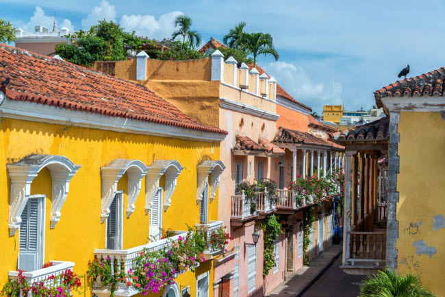 Cartagena, Colombia: Thành phố trên bờ biển Caribbe vẫn giữ được nhiều công trình cổ kính từ thế kỷ thứ 16 và khu phố cổ ở đây được UNESCO công nhận là di sản thế giới. Khu Getsemaní ở đây được coi là thiên đường nghệ thuật đường phố.