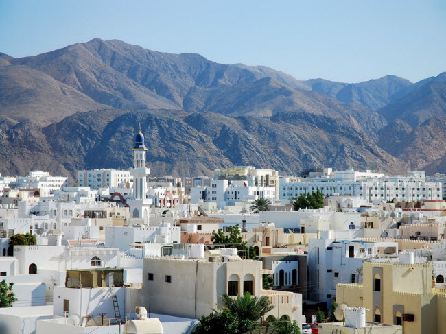 Muscat, Oman: Thành phố cảng của Oman được bao quanh bởi những dãy núi cao và sa mạc. Các tòa nhà hiện đại ở đây nằm xen lẫn với những nhà thờ cổ và pháo đài của người Bồ Đào Nha từ thế kỷ thứ 16.