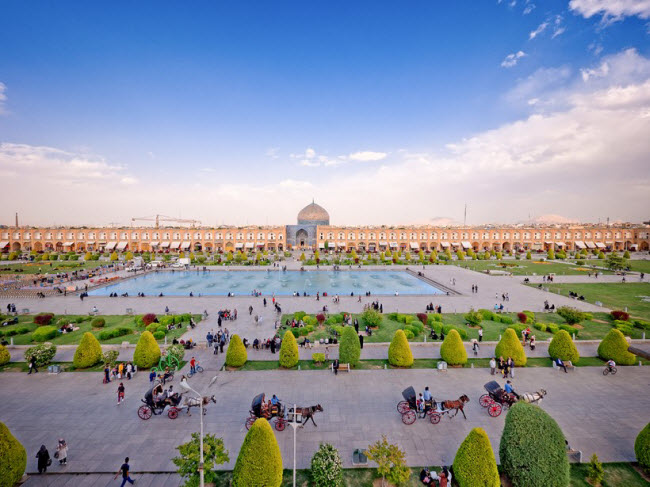 Isfahan, Iran: Thành phố Isfahan có các đại lộ rộng với nhiều cây xanh, các khu vườn Ba Tư để du khách khám phá. Nhà thờ Imam là một trong những công trình kiến trúc Hồi giáo điển hình ở thành phố này.