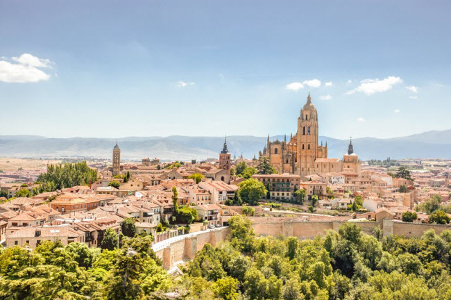 Seville, Tây Ban Nha: Thành phố Seville là nơi giao thoa giữa hiện đại và lịch sử. Nhiều địa điểm ở đây được sử dụng làm bối cảnh cho bộ phim truyền hình nổi tiếng Trò chơi vương quyền mùa thứ năm.