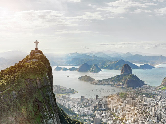 Rio de Janeiro, Brazil: Thành phố vùng nhiệt đới có nhiều bãi biển đẹp từ Copacabana đến Ipanema. Từ chân&nbsp; bức tượng Chúa Kitô Cứu Thế, du khách có thể chiêm ngưỡng toàn cảnh thành phố và phong cảnh biển tuyệt đẹp.