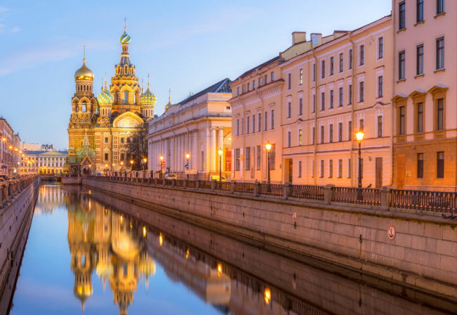 St Petersburg, Nga: Thành phố cổ kính của nước Nga nổi tiếng với những công trình kiến trúc theo phong cách Barôc như quảng trường Cung điện hay cung điện Mùa đông. Du khách cũng có thể khám phá nhà thờ Chúa Cứu thế trên Máu đổ.