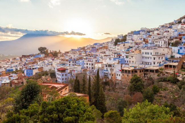 Chefchaouen, Ma-rốc:&nbsp; Thành phố Chefchaouen gây ấn tượng với phong cảnh núi non hùng vĩ và các công trình kiến trúc cổ. Tất cả mọi thứ ở đây đều là những tác phẩm nghệ thuật. Nhưng hấp dẫn hơn cả là các tòa nhà được sơn màu xanh.