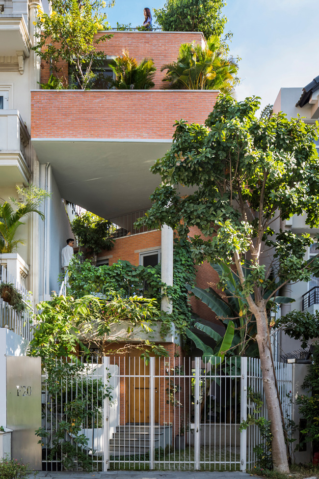 Căn nhà 3 tầng này nằm ở ngoại ô thành phố Hồ Chí Minh, cách trung tâm thành phố khoảng 15 phút lái xe.