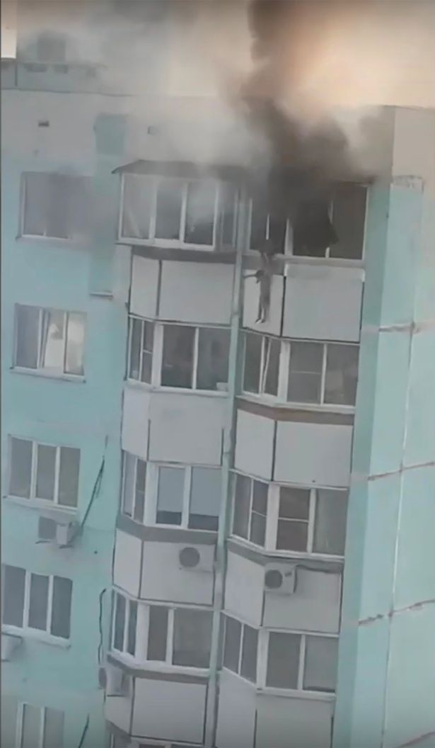 Nga: Cháy chung cư, mẹ thả con trai 3 tuổi từ tầng 10 rồi nhảy theo - 1