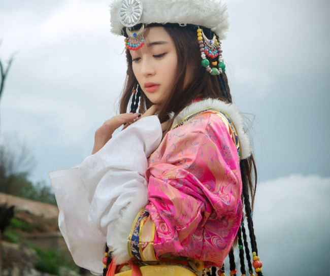 Con gái dân tộc Mông Cổ cũng thích trang phục đa sắc như dân tộc Miêu, đặc biệt là những gam màu sặc sỡ. 