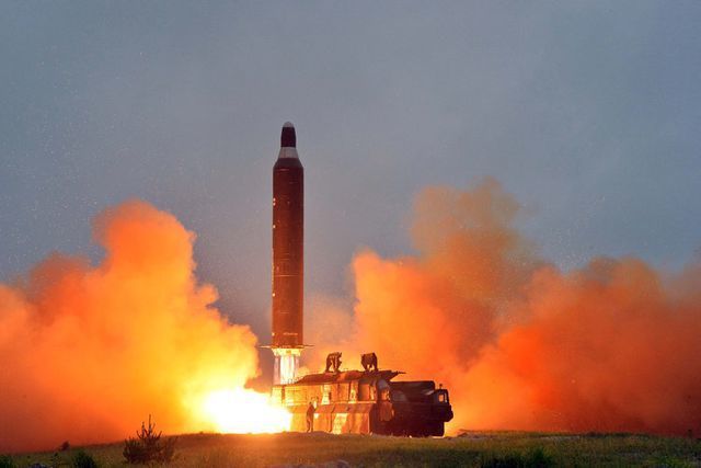 Triều Tiên bất ngờ phóng tên lửa ra biển - 1